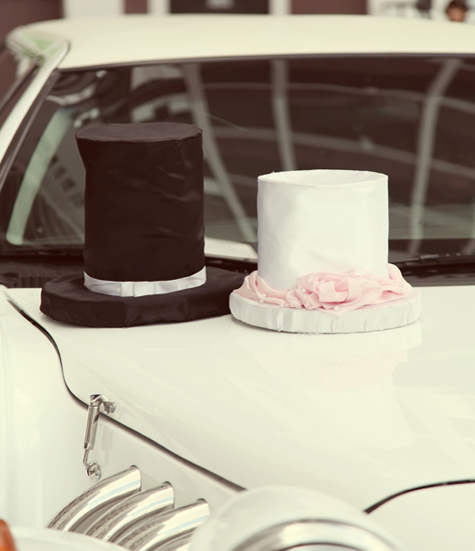 רכב חתונה מקושט בכובעי חתן וכלה